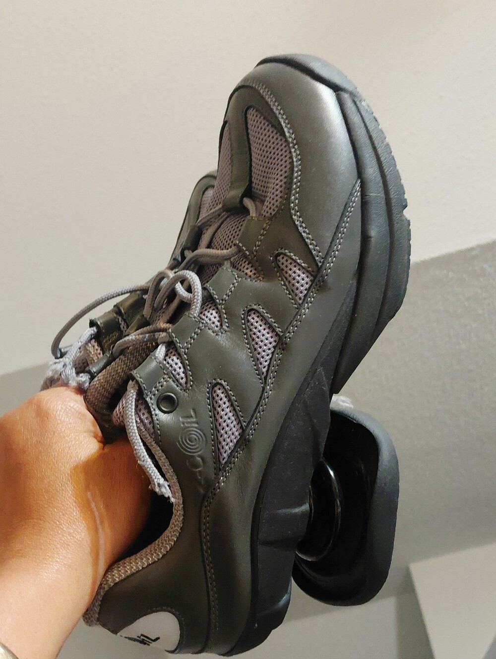 Z-CoiL Freedom Classic Grey/Black walking shoes, which are uniquely engineere